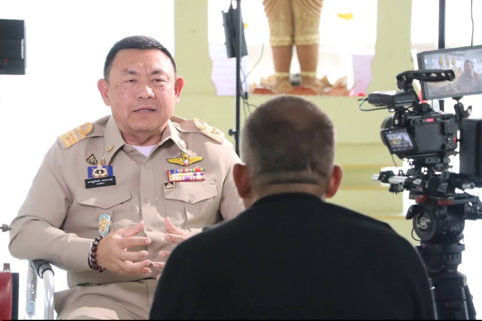 title - เลขาธิการ ส.ป.ก. บันทึกเทปให้สัมภาษณ์กิจกรรมการดำเนินงานผลสำเร็จของศูนย์ศิลปาชีพบางไทรฯ ณ ศูนย์ส่งเสริมและพัฒนาอาชีพเสริมนอกภาคการเกษตร